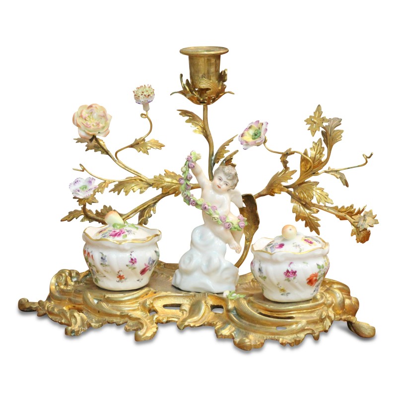 Un encrier \"Putto tenant une guirlande de fleurs\" de style Louis XV en porcelaine. - Moinat - Chinaware, Porcelain